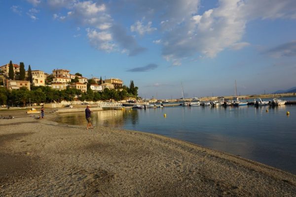 παραλία λιμανιού στο παράλιο άστρος